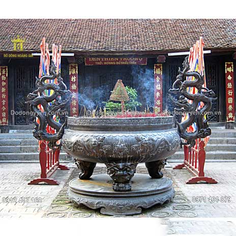 Mẫu lư đồng hun m&agrave;u giả cổ thường được sử dụng t&agrave;i c&aacute;c ch&ugrave;a